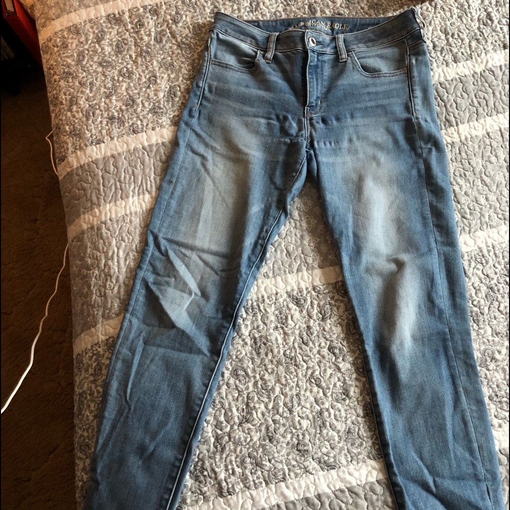 Light wash American Eagle skinny jeans!